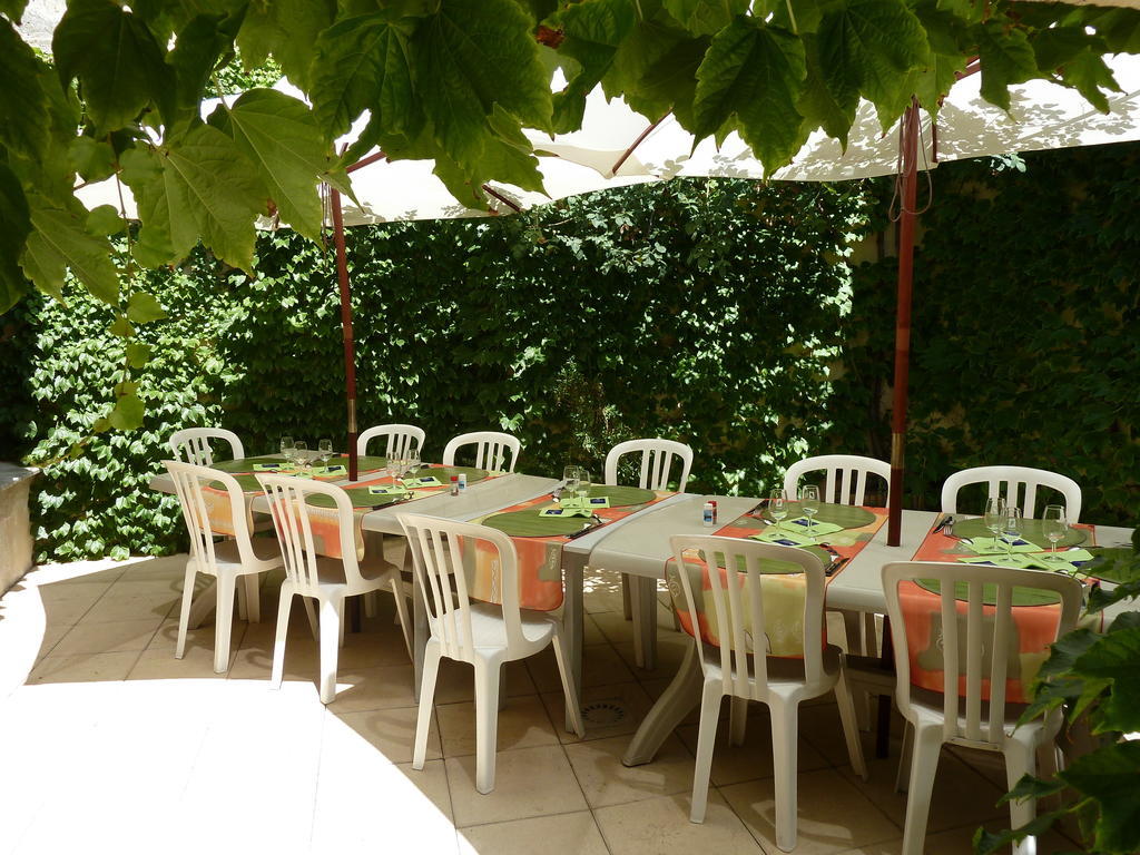 เลา เคล่ เด ช็องต์ Villa Vergeze ภายนอก รูปภาพ