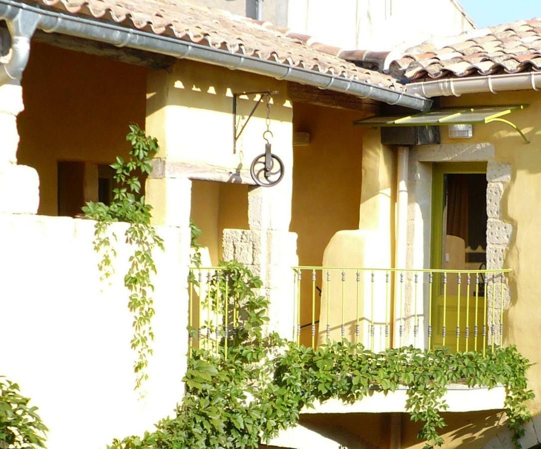 เลา เคล่ เด ช็องต์ Villa Vergeze ภายนอก รูปภาพ